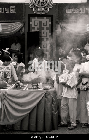 PHUKET, Thaïlande 1 Octobre 2011 : Les spectateurs réunis autour d'une station offre à l'assemblée annuelle du Festival Végétarien de Phuket. Banque D'Images