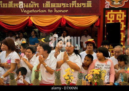 PHUKET, Thaïlande 1 Octobre 2011 : Les spectateurs debout derrière une table offres à l'assemblée annuelle du Festival Végétarien de Phuket. Banque D'Images