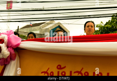 PHUKET, Thaïlande - 1 octobre 2011 : spectateurs assister à un défilé de rue au cours de l'assemblée annuelle du Festival Végétarien de Phuket. Banque D'Images