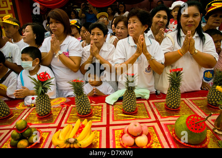 PHUKET, Thaïlande 1 Octobre 2011 : Les spectateurs debout derrière un culte station au cours de l'assemblée annuelle du Festival Végétarien de Phuket. Banque D'Images