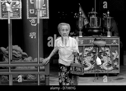 PHUKET, Thaïlande 1 Octobre 2011 : un vieux Chinois Thai adorateur visite un temple pendant le Festival Végétarien de Phuket annuel. Banque D'Images