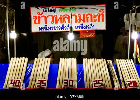 PHUKET, Thaïlande 26 septembre 2011 : un fournisseur offre des collations au cours de la pré-festival activités au festival végétarien de Phuket. Banque D'Images