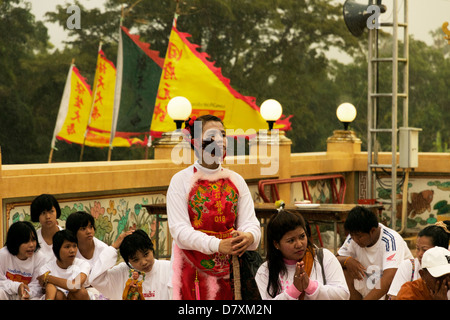 PHUKET, Thaïlande 1 Octobre 2011 : un médium attend le début d'une procession de rue au Festival Végétarien de Phuket. Banque D'Images