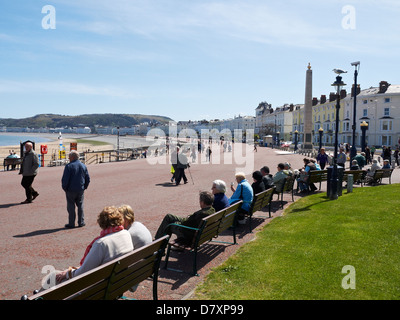 La promenade avec War Memorial à Llandudno North Wales UK Banque D'Images