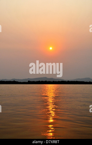 Coucher de soleil sur la rivière Irrawaddy Myanmar Bagan Banque D'Images