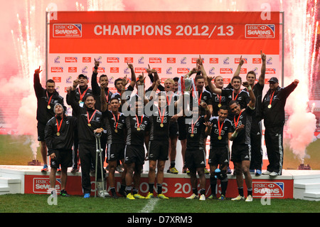 En tant qu'artifice aller au loin derrière eux, le New Zealand All Blacks Rugby à 7 l'ensemble de l'équipe de célébrer leur victoire dans la Série mondiale HSBC Sevens rugby la concurrence au stade de Twickenham, Londres. Le trophée est détenu en altitude par Tim Mikkelson (à l'arrière, le capitaine) et Tomasi Cama (Winger). La victoire est le 11e titre de la série que les All Blacks ont gagné en 14 ans. Banque D'Images