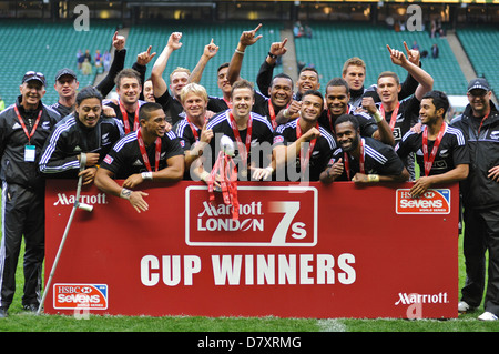 Le New Zealand All Blacks de l'équipe de rugby à VII à célébrer leur victoire au classement général dans la section de London de l'ensemble HSBC Sevens World Series rugby la concurrence au stade de Twickenham, Londres. La London Sevens trophée est tenu par Tim Mikkelson (à l'arrière, le capitaine). Les All Blacks ont remporté après avoir battu l'Australie 47-12 en finale. Banque D'Images