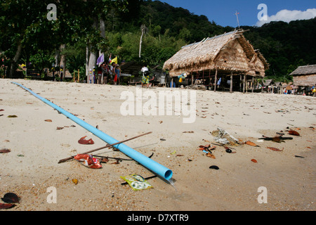 Une conduite d'eau sur la plage du village Moken à Ko Surin National Park, Thaïlande Banque D'Images