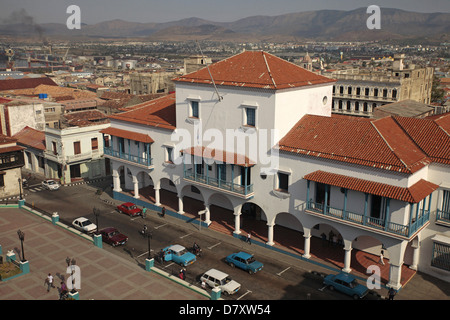 Vue sur la place centrale du Parque Cespedes avec l'hôtel de ville de Santiago de Cuba, Cuba, Caraïbes Banque D'Images