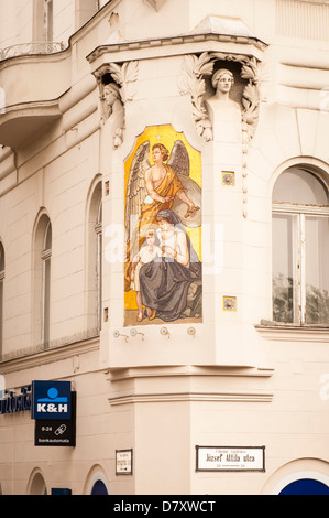 Hongrie Budapest Jozsef Attila Utca angle Détail mosaïque de l'Archange Gabriel la protection de la mère et l'enfant sur l'immeuble d'angle Banque D'Images