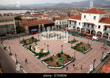 Vue sur la place centrale du Parque Cespedes avec la Mairie et la Casa Velazquez, Museo de Arte Colonial dans Santiago de Cuba, Banque D'Images