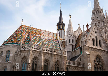 Budapest Hongrie Matyas Baroque l'église Matthias église Trinity Square 1255 Détail de Toiture tuiles vernissées coloré Banque D'Images