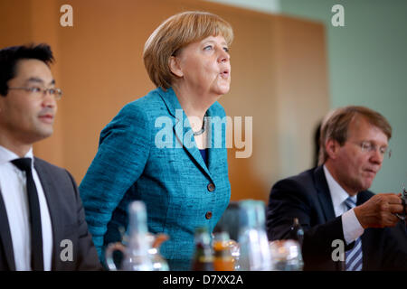 Berlin, Allemagne, le 15 mai 2013. La chancelière allemande, Angela Merkel, ouvre la réunion du cabinet à côté, le ministre de l'économie Philipp Roesler (L) et chef de cabinet de la chancellerie Ronald Díaz à la chancellerie à Berlin, Allemagne, le 15 mai 2013. Photo : KAY NIETFELD/DPA/Alamy Live News Banque D'Images