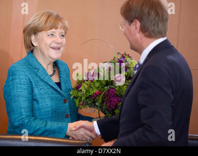 Berlin, Allemagne, le 15 mai 2013. La chancelière allemande Angela Merkel reçoit des fleurs par la chancellerie chef de cabinet Ronald Díaz avant la réunion du Conseil des ministres à la chancellerie à Berlin, Allemagne, le 15 mai 2013. Photo : KAY NIETFELD/DPA/Alamy Live News Banque D'Images