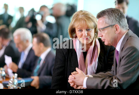 La ministre allemande de la Justice Sabine Leutheusser-Schnarrenberger, et le ministre de la Défense Thomas de Maizière chat avant la réunion du Conseil des ministres à la chancellerie à Berlin, Allemagne, le 15 mai 2013. Photo : KAY NIETFELD Banque D'Images