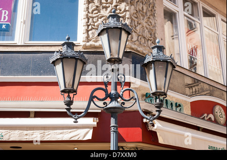 Hongrie Budapest Vaci utca, la rue piétonne principale rue commerçante ornate old metal lampadaire bâtiments standard lampes Banque D'Images