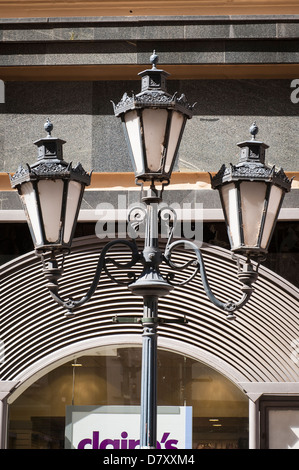 Hongrie Budapest Vaci utca, la rue piétonne principale rue commerçante ornate old metal lampadaire bâtiments standard lampes Banque D'Images