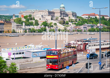 Budapest Hongrie Le Palais Royal sur la rivière Danube de remblai de la lutte antiparasitaire) Hop on hop off bus rouge par les bateaux de plaisance voile Banque D'Images