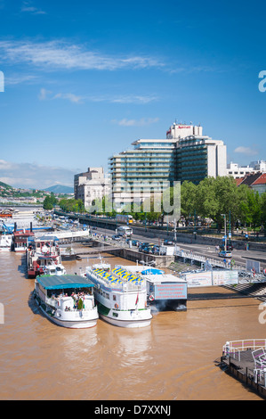 La Hongrie Budapest Danube promenade digue contre les ravageurs les bateaux de plaisance bars Marriott Hôtel Intercontinental hotels Banque D'Images