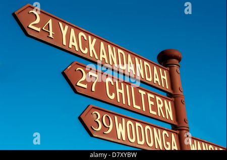 Panneaux de signalisation indiquant les distances jusqu'à Yackandah, Chiltern et Wodonga depuis la ville régionale de Beechworth, Victoria, Australie. Banque D'Images