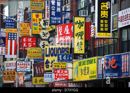 Multitude d'enseignes de rue dans le quartier chinois, le rinçage, Queens, New York. Banque D'Images