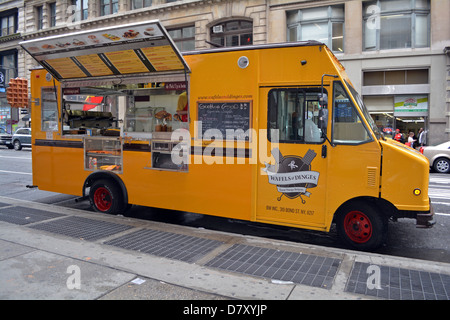 Wafles & Dinges, un food truck à Broadway, dans le quartier de Soho à New York. Banque D'Images