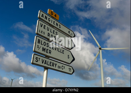 La signalisation routière et éolienne, Normandie, France, ciel bleu et nuages Banque D'Images