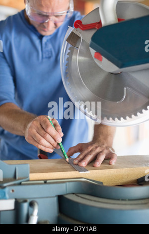 L'homme travaillant en atelier Banque D'Images