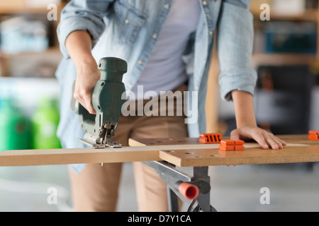 Femme travaillant en atelier Banque D'Images