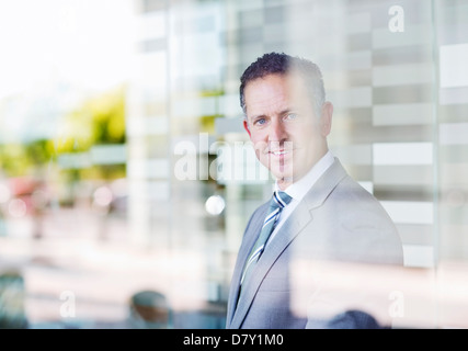 Businessman smiling in office Banque D'Images