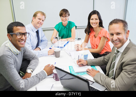 Business people smiling in meeting Banque D'Images