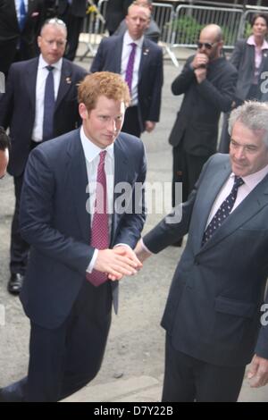 New York, USA. Le 14 mai 2013. Le prince Harry à New York avec le Premier ministre britannique, David Cameron, sur une nouvelle version de la London Routemaster bus à impériale rouge Le prince Harry est vu dans Harlem RBI'S au champ avec le joueur de premier but des Yankees de New York Mark Teixeira. (Crédit Image : Crédit : William Regan/Globe Photos/ZUMAPRESS.com/Alamy Live News) Banque D'Images