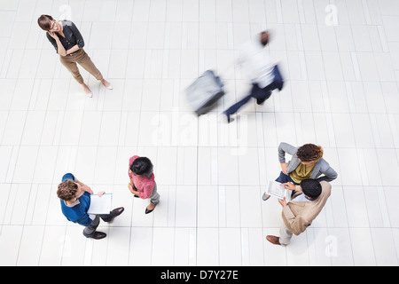 Les gens d'affaires de bureau actif couloir Banque D'Images