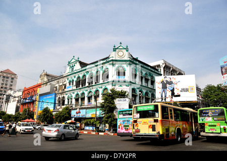 Scène de rue au centre-ville Yangon Myanmar Banque D'Images