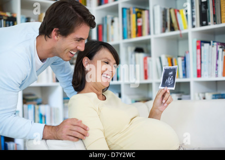 Femme enceinte montrant copain sonogramme Banque D'Images