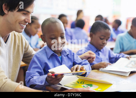 Enseignant travaillant avec des élèves en classe Banque D'Images