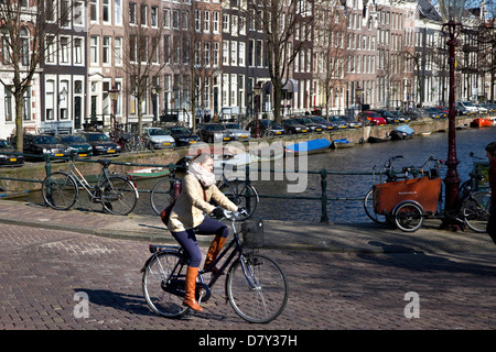 Cycliste sur le pont, et les bâtiments sur le Keizersgracht, Grachtengordel-ouest, Jordaan, le centre d'Amsterdam, Pays-Bas Banque D'Images