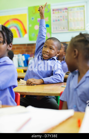 Student raising hand in class Banque D'Images