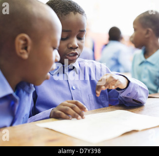 Aux élèves de s'exprimer dans la classe Banque D'Images