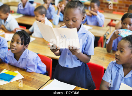 La lecture à haute voix des élèves en classe Banque D'Images