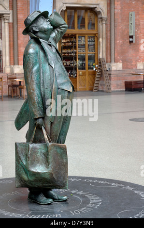 Londres, Angleterre, Royaume-Uni. La gare St Pancras. Statue : Sir John Betjeman (2007, Martin Jennings) sur l'étage supérieur Banque D'Images