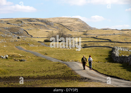 Les marcheurs près de Winskill, Stainforth, Ribblesdale, Yorkshire Dales National Park, England, UK (Scar cicatrice Brent  + Attermire au-delà) Banque D'Images