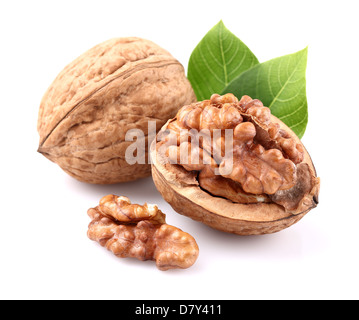 Les noix avec des feuilles Banque D'Images