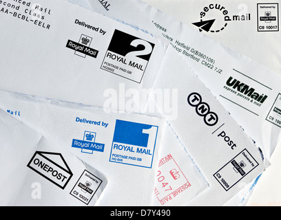 Gros plan des enveloppes d'enveloppes de courrier du Royaume-Uni utilisées ouvertes affranchies estampillées Angleterre Royaume-Uni GB Grande-Bretagne Banque D'Images