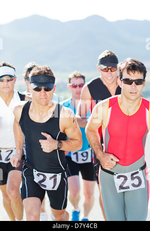 Les coureurs de la race on rural road Banque D'Images