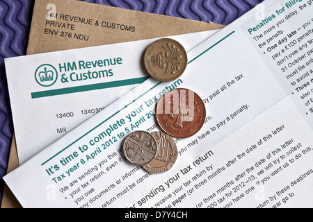 Gros plan de l'auto-évaluation des revenus et des douanes de HMRC HM Avis de remplir un formulaire de déclaration d'impôt Angleterre Royaume-Uni Royaume-Uni Grande-Bretagne Banque D'Images
