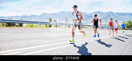 Les coureurs de la race on rural road Banque D'Images