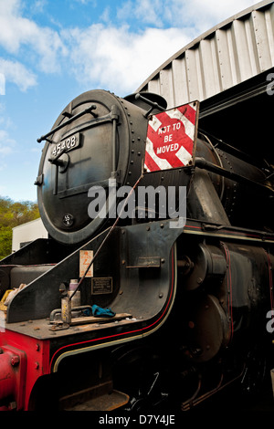 Gros plan du train de locomotive noir 5 à moteur à vapeur 45428 Eric Treacy dans les hangars à moteur de la gare de Grosmont North Yorkshire Angleterre Royaume-Uni Banque D'Images