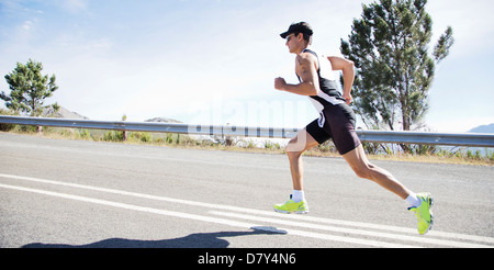 Runner dans race on rural road Banque D'Images