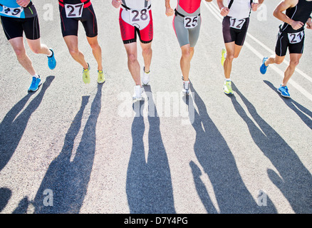 Les coureurs de la race on rural road Banque D'Images